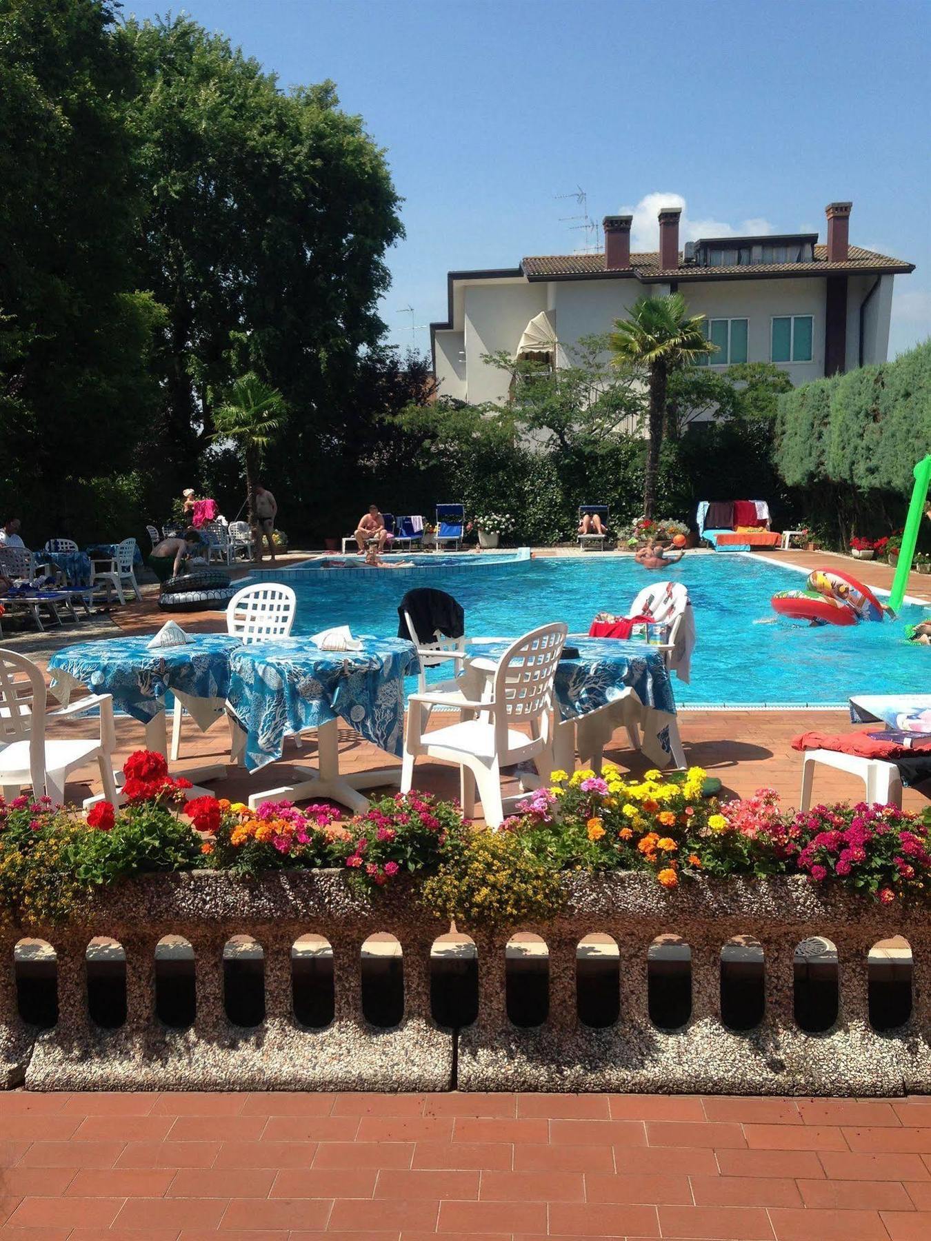Hotel Centrale Eraclea Mare Exterior foto